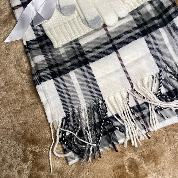 Francesca’s Scarf Beanie & Glove Gift Set Screen Compatible Christmas Gift - Picture 2 of 12
